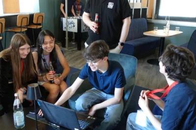Mehrere Schüler*innen zusammen beim Schulpraktikum Games.
