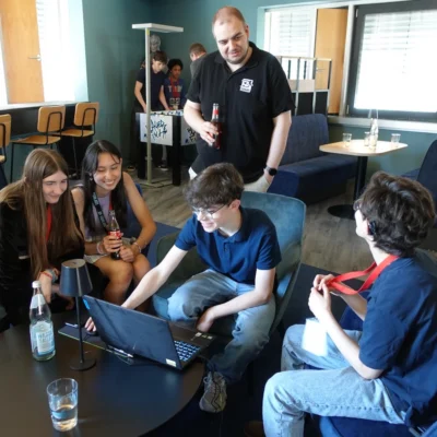 Mehrere Schüler*innen zusammen beim Schulpraktikum Games.