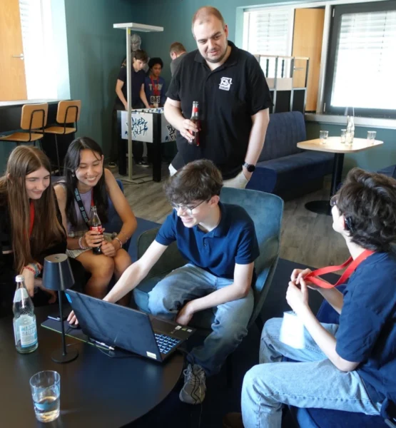 Mehrere Schüler*innen zusammen beim Schulpraktikum Games.