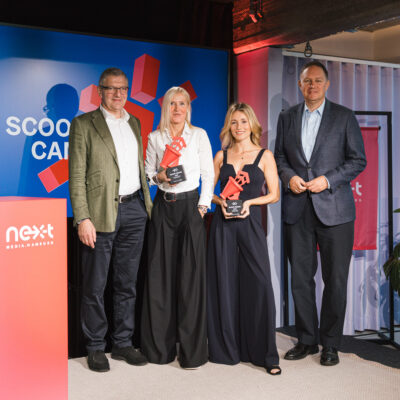 Das Bild zeigt die zwei Gewinnerinnen des scoop Awards.