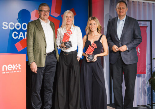 Das Bild zeigt die zwei Gewinnerinnen des scoop Awards.