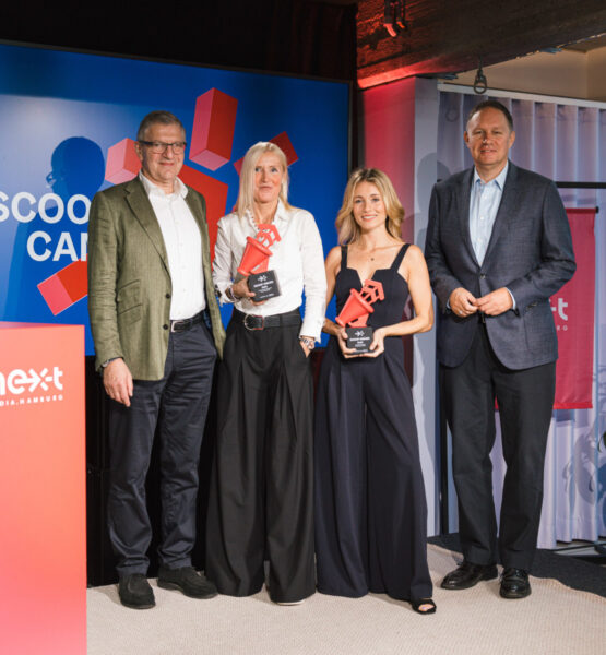 Das Bild zeigt die zwei Gewinnerinnen des scoop Awards.