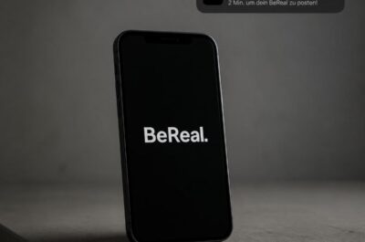 Ein Smartphone vor schlichtem Hintergrund mit dem BeReal Logo auf dem Display und die BeReal Benachrichtigung rechts oben in der Ecke des Bildes.